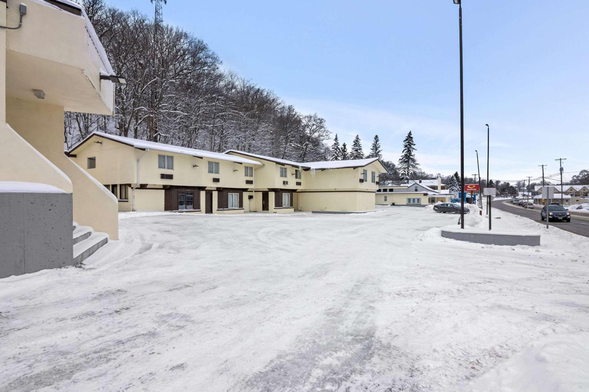 Econo Lodge Manistee Exterior photo