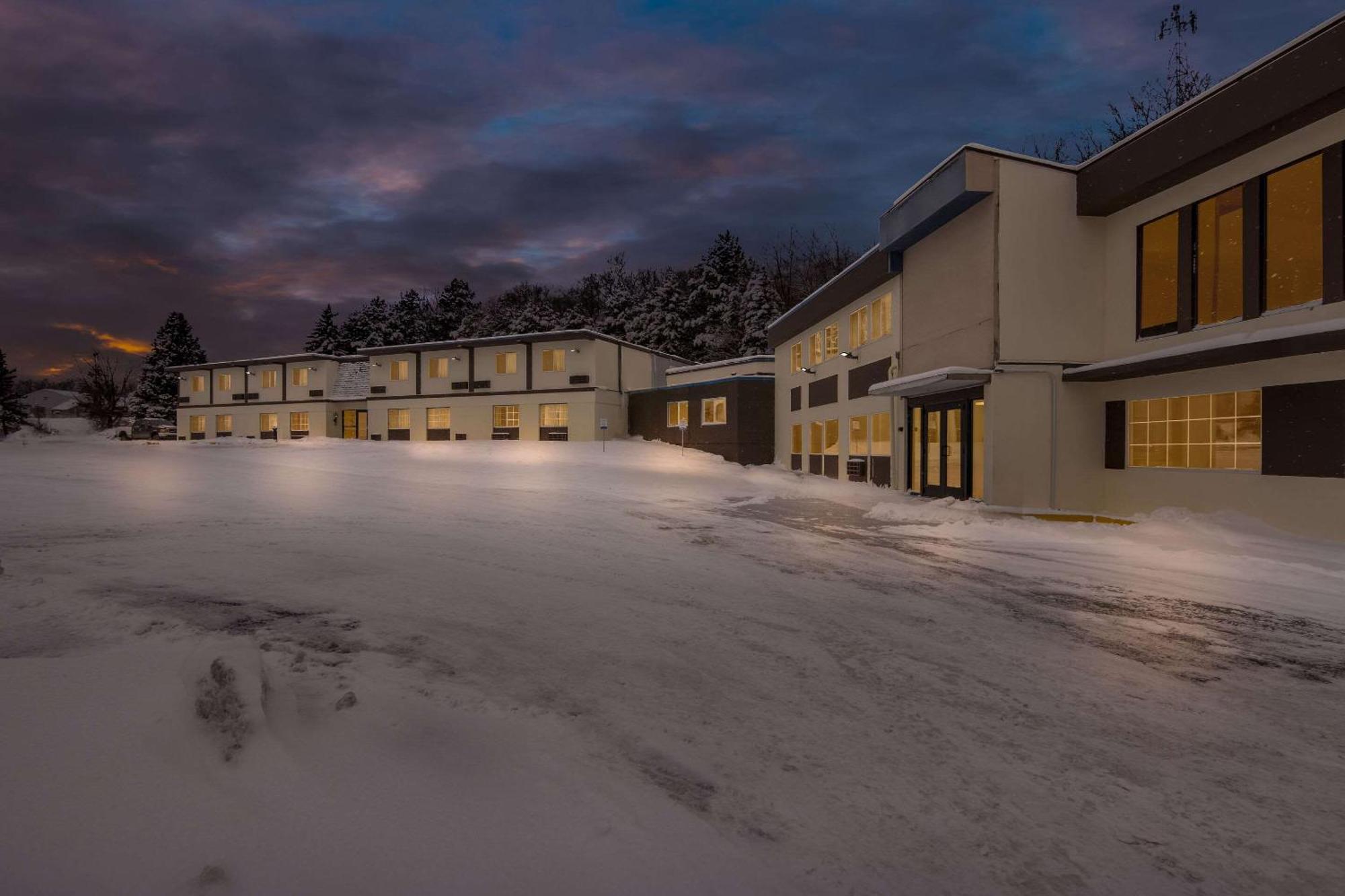 Econo Lodge Manistee Exterior photo