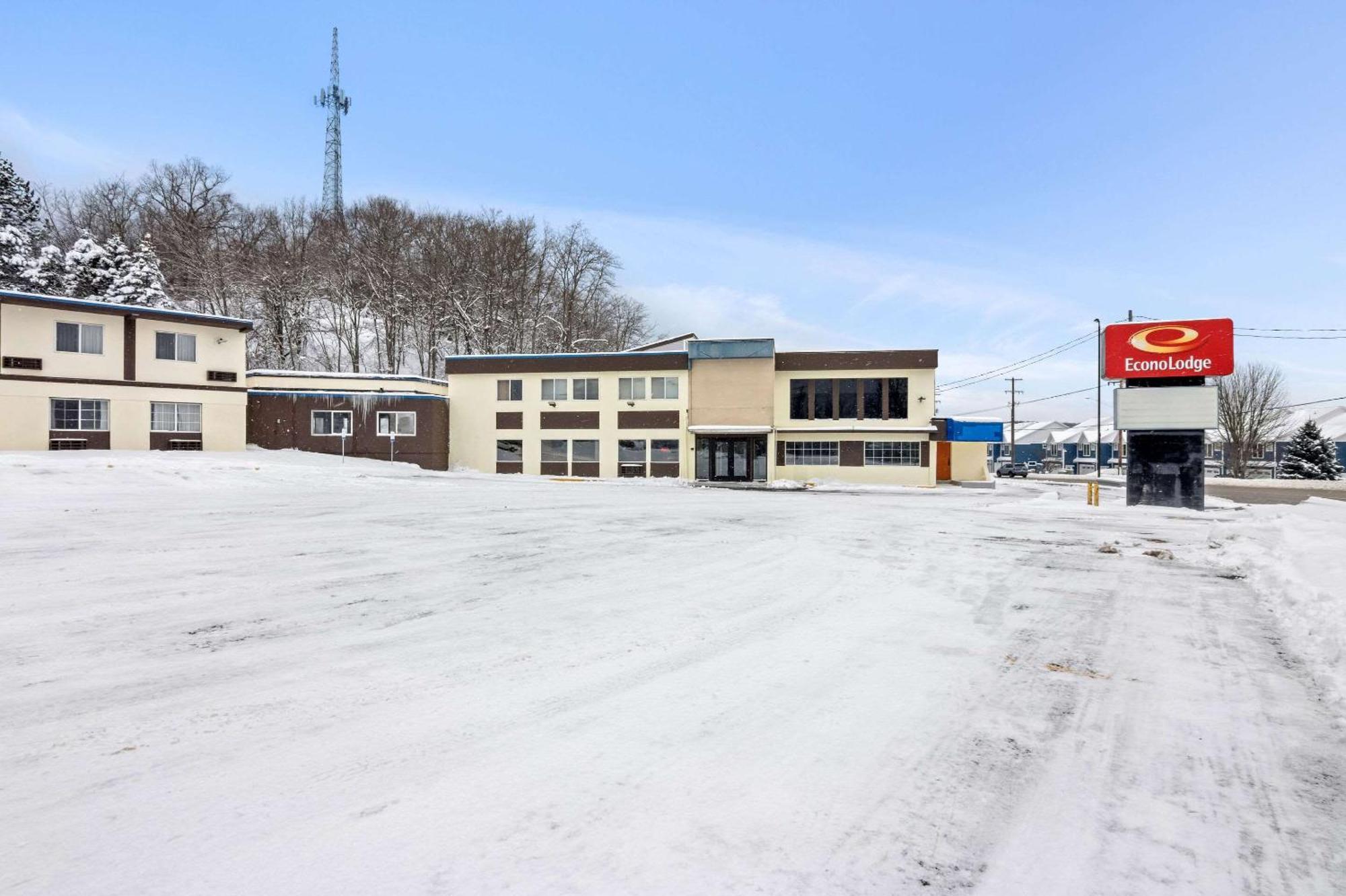 Econo Lodge Manistee Exterior photo